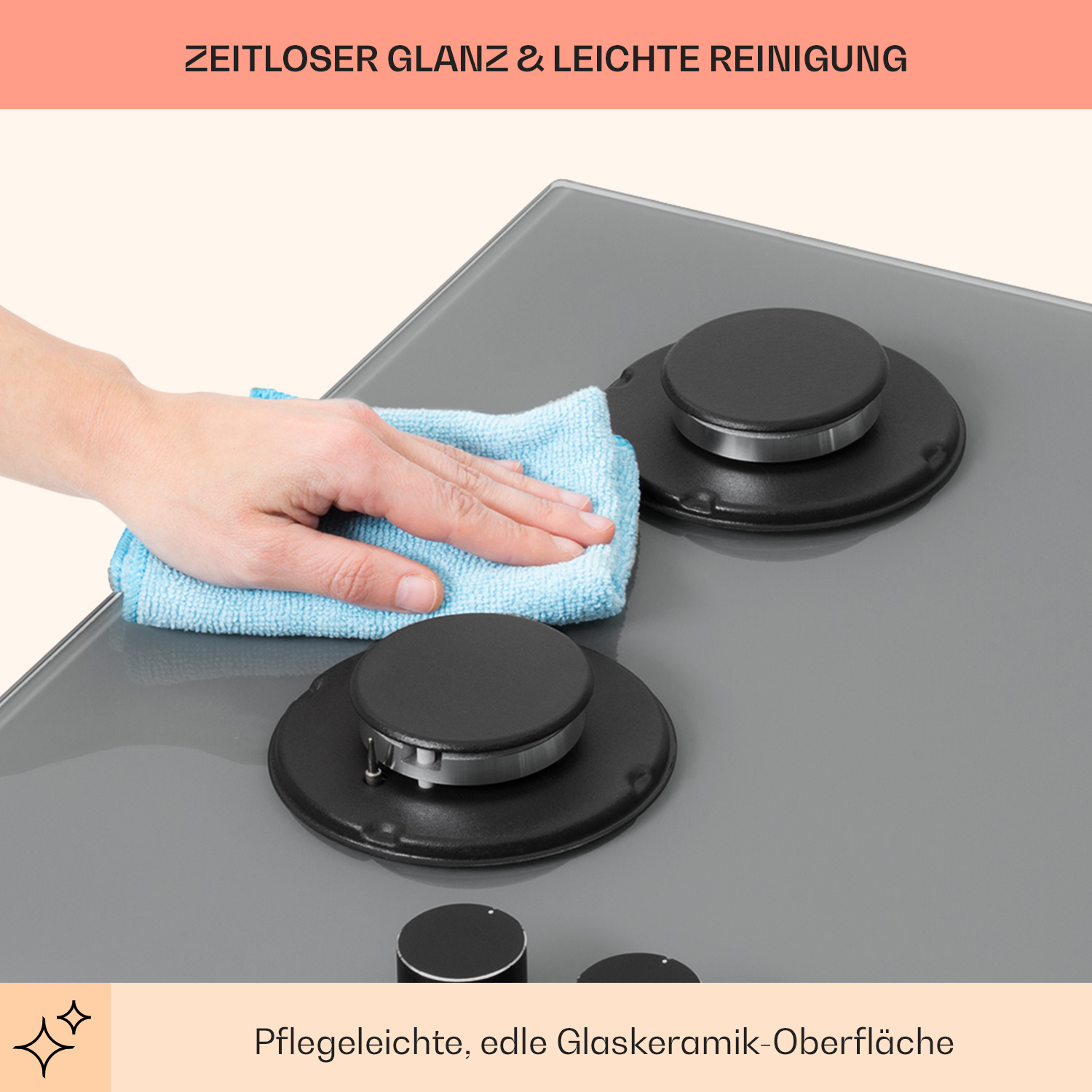 Hand reinigt graue Kochfeld mit blauem Tuch. Schwarze Kochfeldregler. Die Oberfläche ist Glaskeramik.