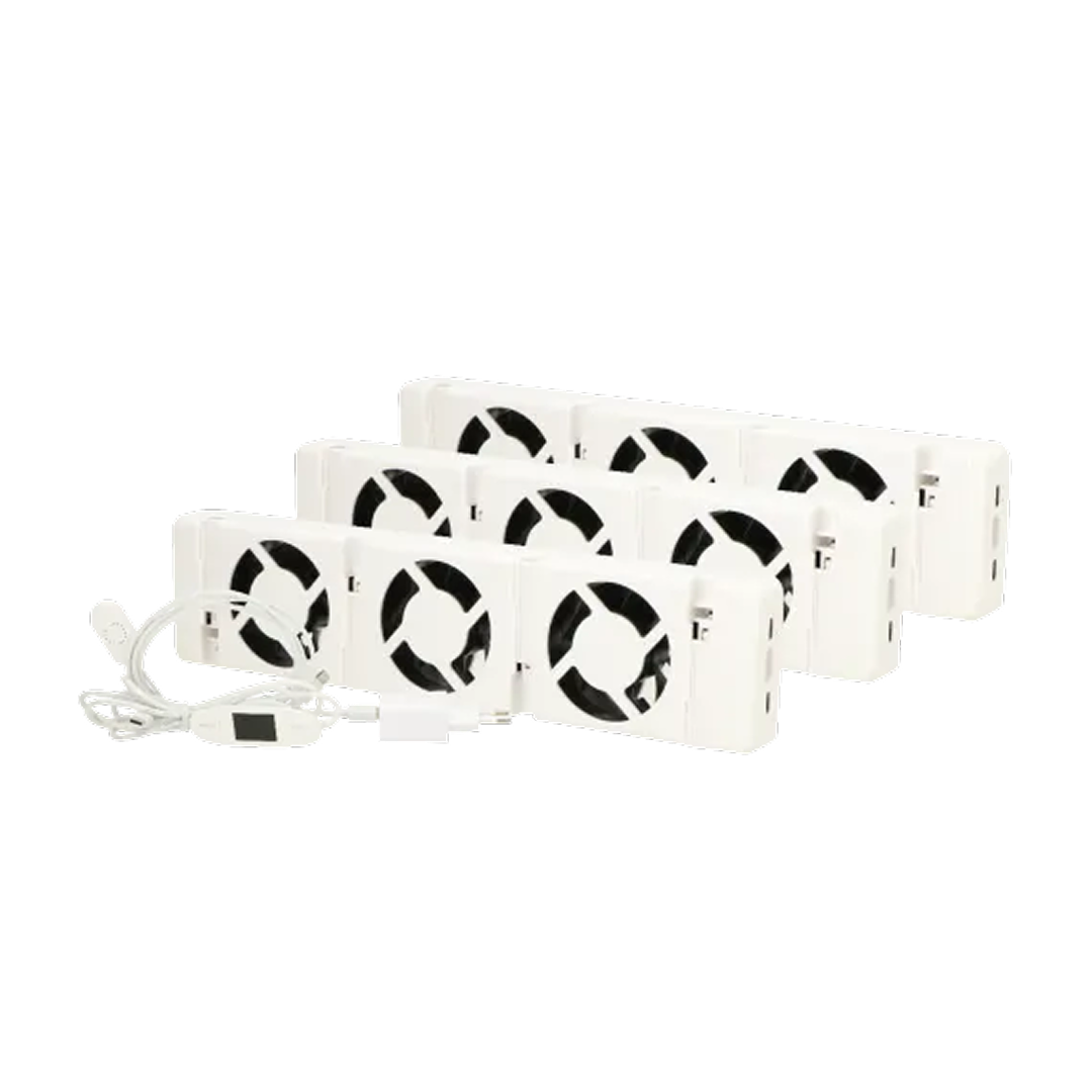 Verschillende witte koelventilatoren met zwarte bladen, trapsgewijs geplaatst tegen een zwarte achtergrond.
