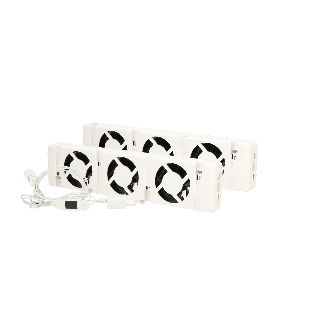 Vier witte rechthoekige ventilatoreenheden met zwarte ventilatorbladen, een netsnoer en een witte voedingsadapter, tegen een zwarte achtergrond.