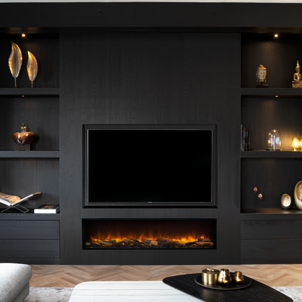 Een modern zwart entertainmentcenter met een open haard en tv. Plankjes tonen decoraties. Een salontafel op de voorgrond.