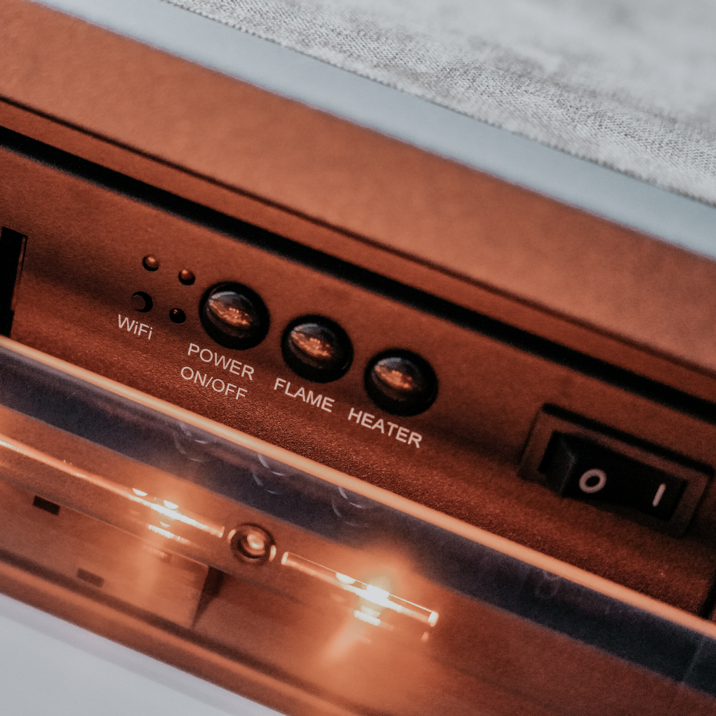 Close-up van een bruin bedieningspaneel met knoppen voor Wifi, Stroom, Vlam en een schakelaar. Licht schijnt van onderaf.