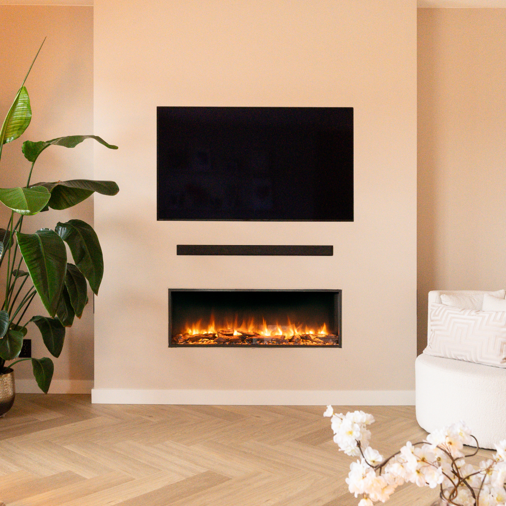 Een moderne woonkamer met een open haard, tv en grote plant. De open haard heeft vlammen. De vloer is van hout.