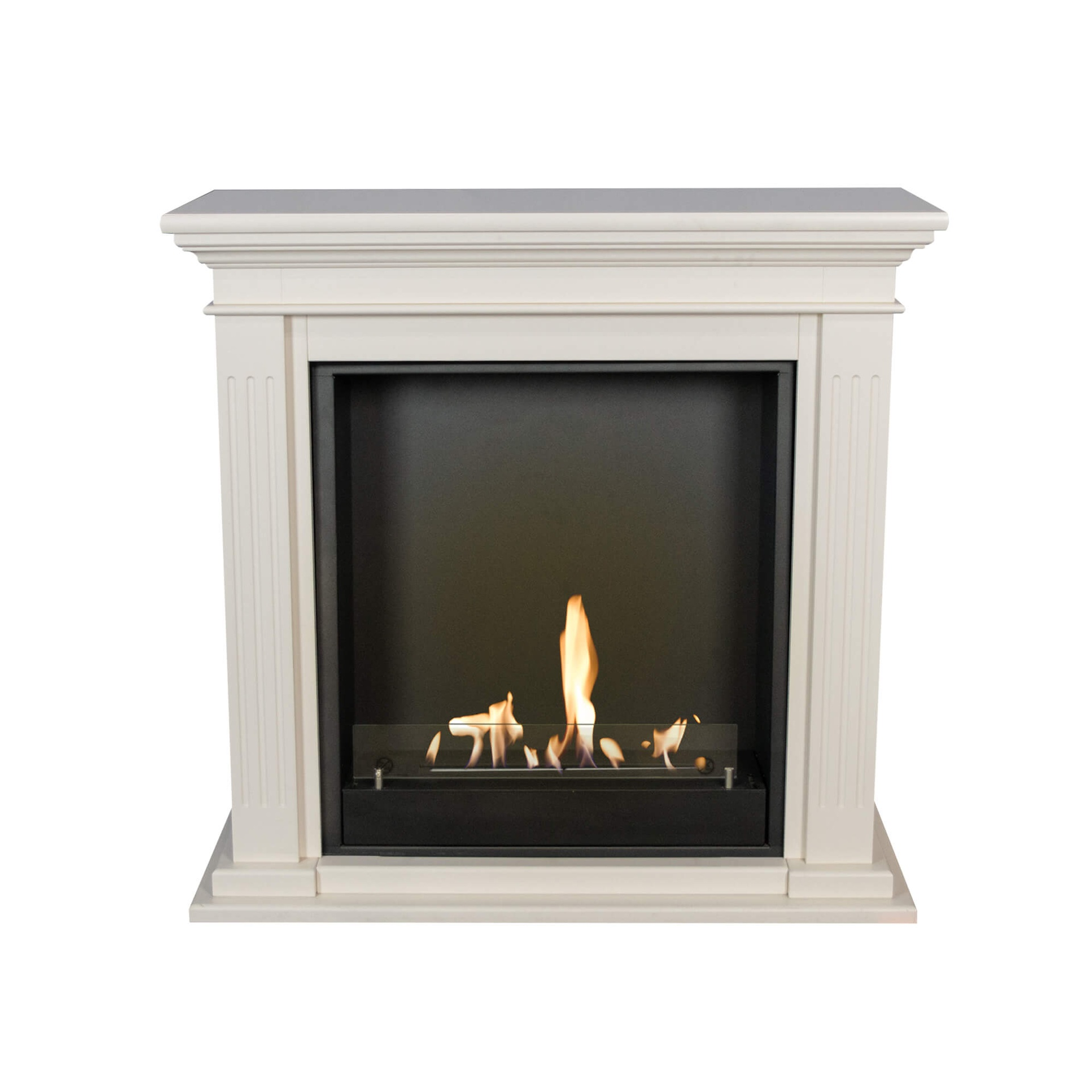 Een witte open haard met een zwart interieur en vlammen. De open haard heeft een decoratief ontwerp en een glazen barrière.