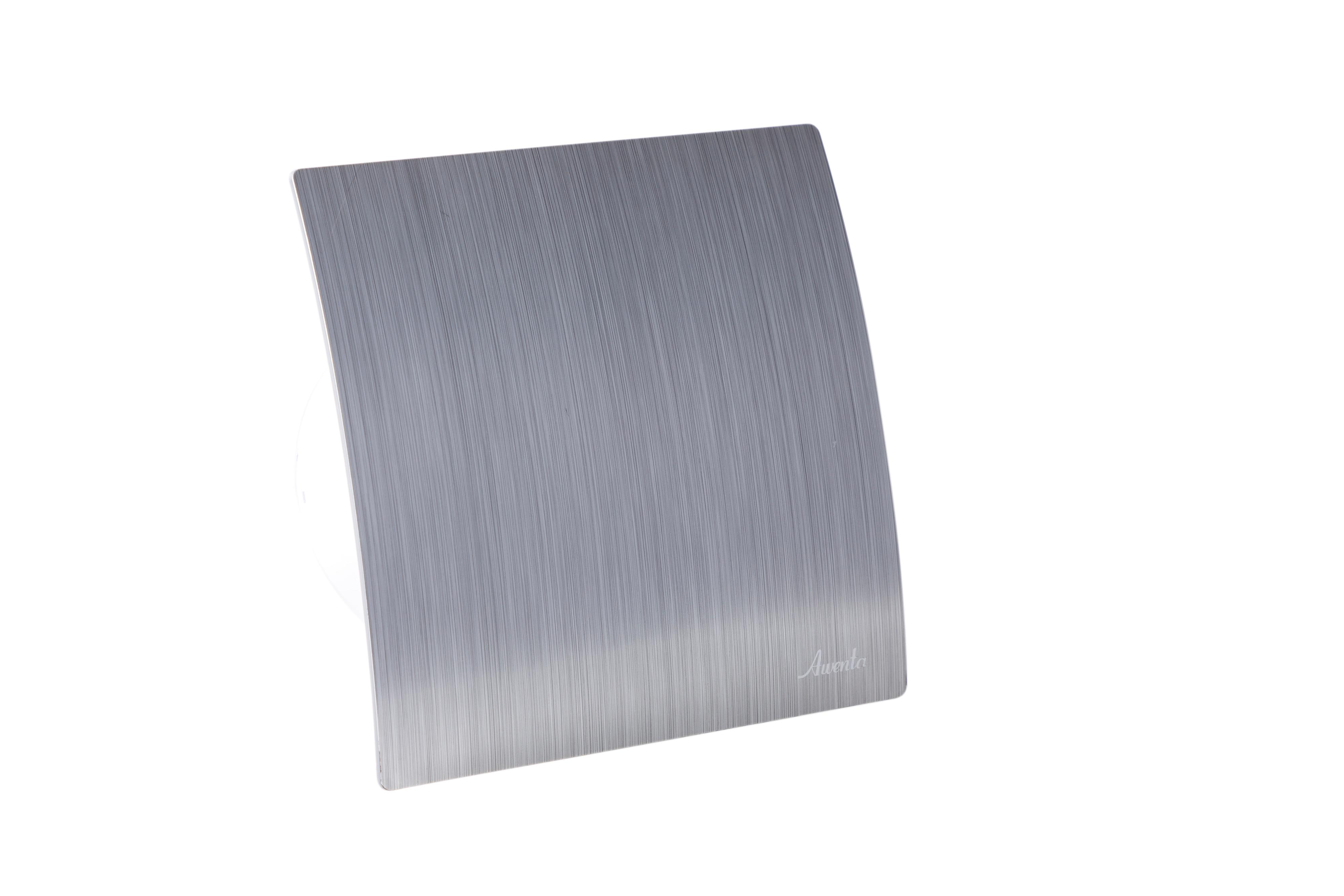 Eine quadratische Metall-Lüftungsabdeckung vor weißem Hintergrund. Gebürstete Metalloberfläche mit dem Wort 'Aventa'.