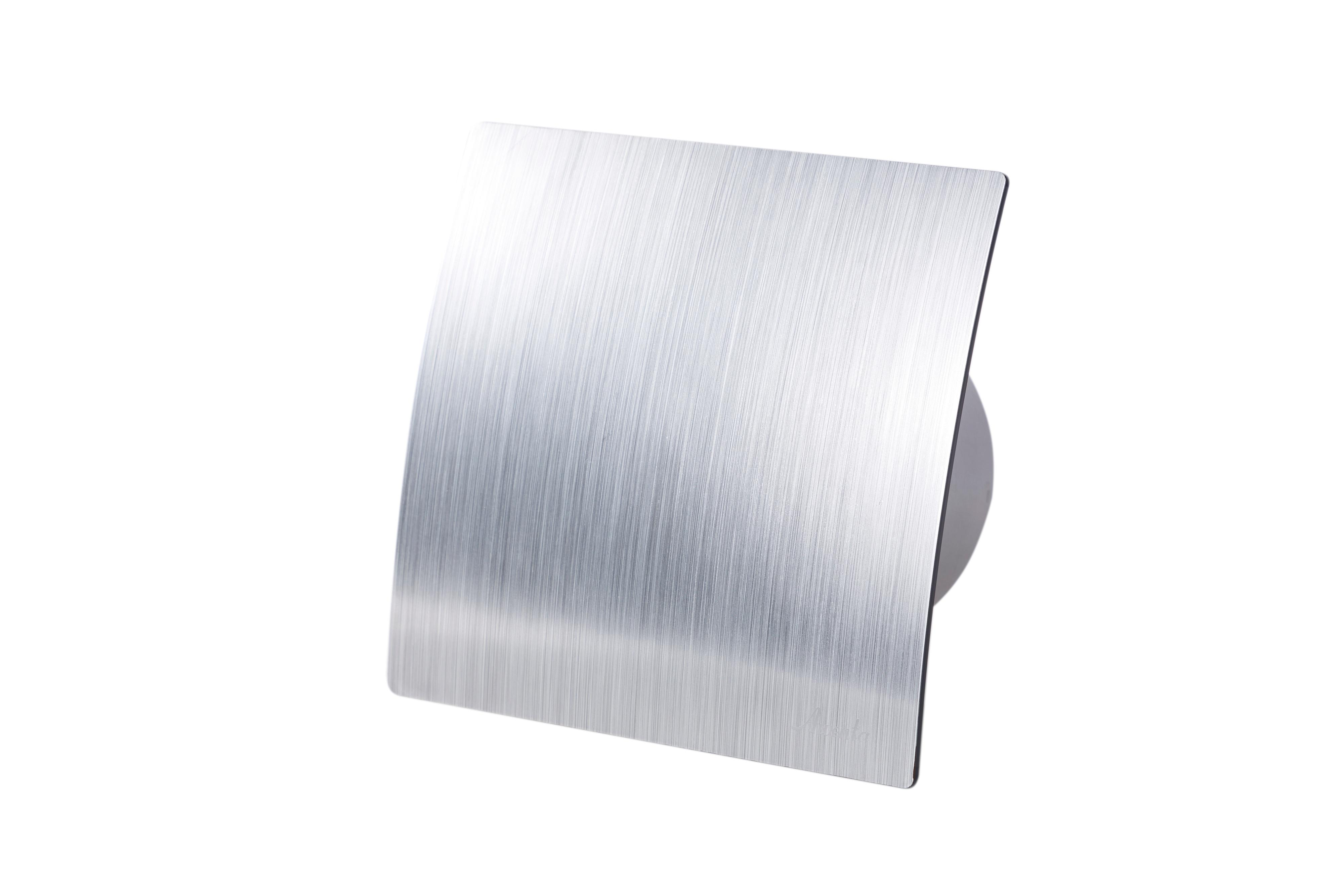 Ein quadratischer, silberner Metall-Lüftungsdeckel ist angewinkelt. Es hat eine gebürstete Metallstruktur, mit grauem Kunststoffrücken und weißem Hintergrund.