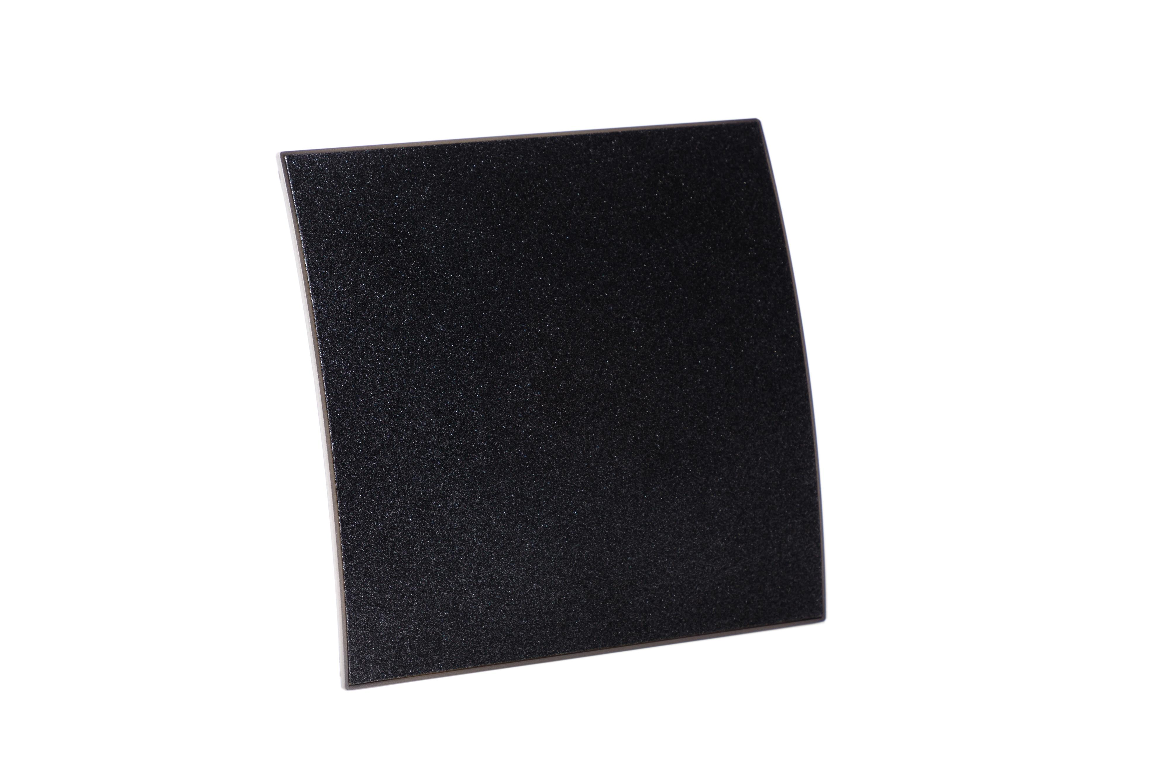 Eine gebogene schwarze Texturplatte mit hellbraunem Rand vor weißem Hintergrund.