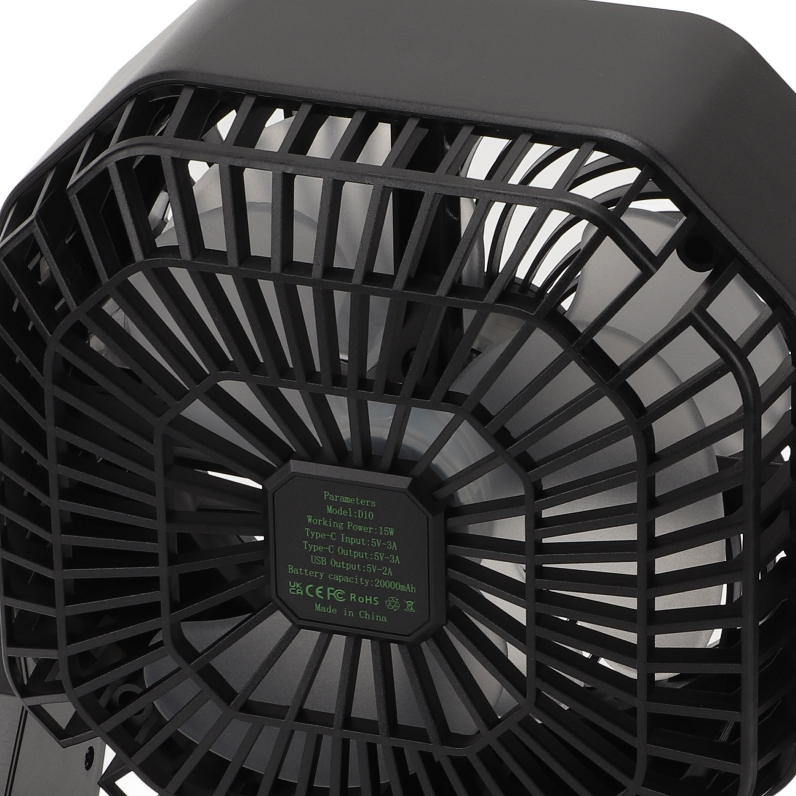 Nahaufnahme eines schwarzen tragbaren Ventilators mit Schutzgitter. Auf der Rückseite stehen Spezifikationen.