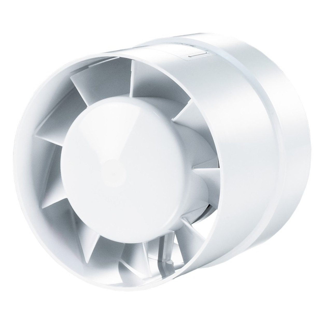 Ein weißer, zylindrischer Ventilator mit gebogenen Flügeln. Der Ventilator hat eine zentrale Nabe und ein kreisförmiges Außengehäuse. Der Hintergrund ist weiß.