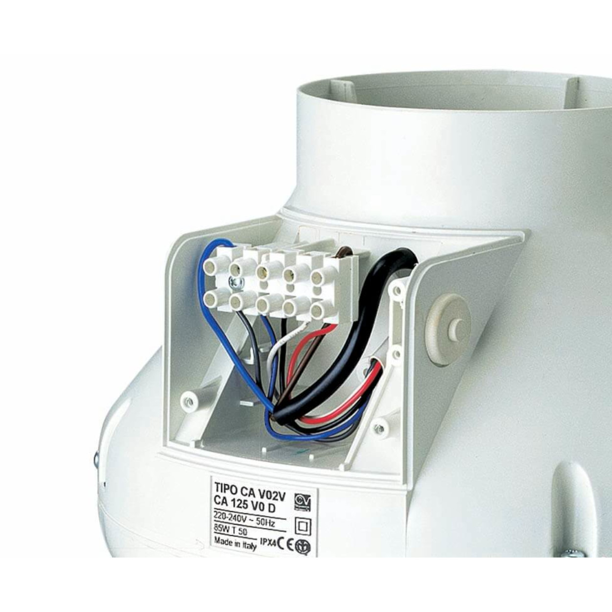 Weißes Lüfterbauteil mit freiliegenden Drähten und elektrischen Anschlüssen. Ein Etikett mit Text ist sichtbar, Made in Italy.
