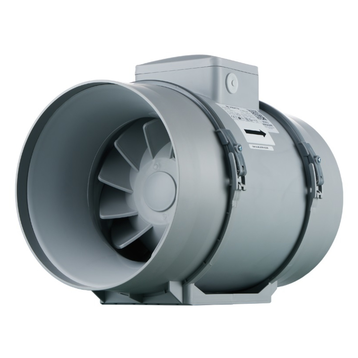 Ein grauer Inline-Rohrventilator. Er hat einen zylindrischen Körper mit einem Lüfter. Zwei Riemen sichern den Lüfter. Ein Etikett mit einem Pfeil ist sichtbar.