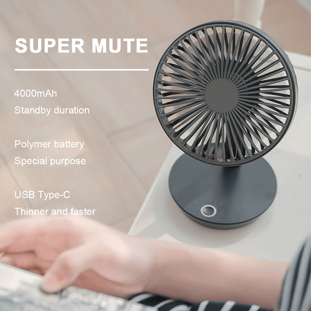 Ein schwarzer Tischventilator mit dem Text "SUPER MUTE" links. Die Hand einer Person ist im Vordergrund unscharf.