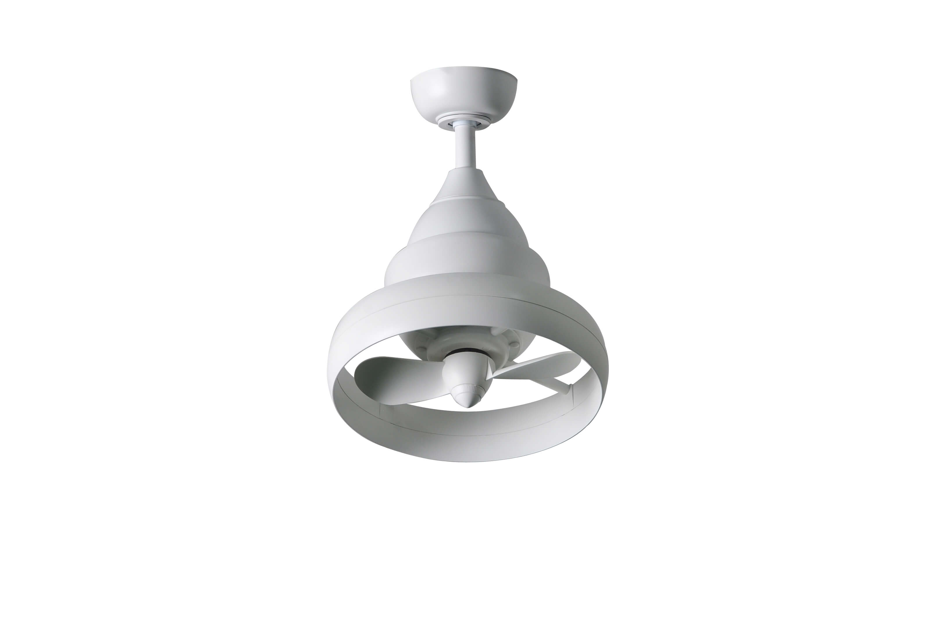Ein weißer Deckenventilator ist zentriert. Es hat ein einzigartiges Design mit gebogenen Flügeln und einem spiralförmigen Gehäuse.