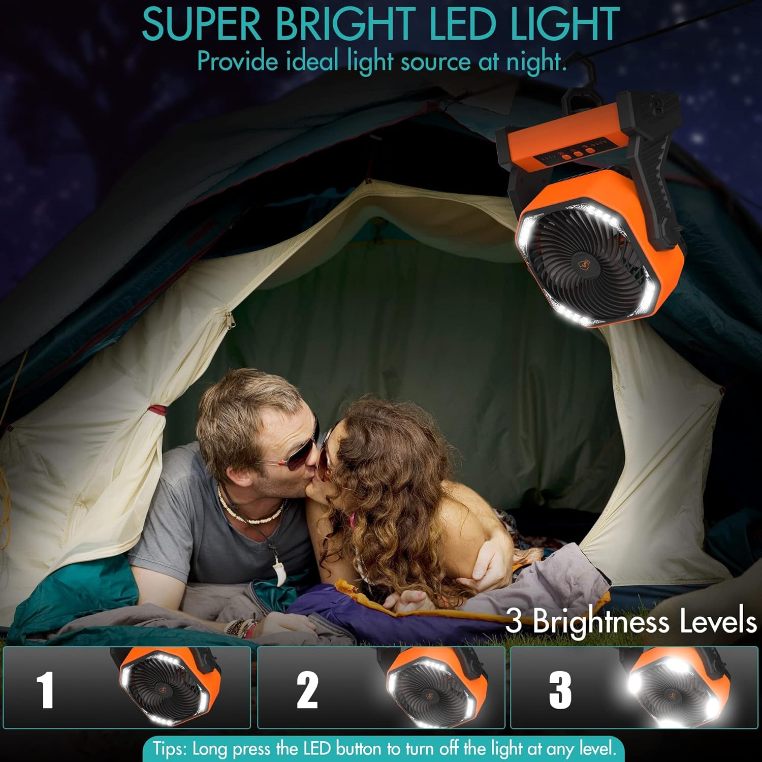 Ein Paar küsst sich in einem Zelt, das von einer orangefarbenen LED-Leuchte beleuchtet wird. Das Licht hat drei Helligkeitsstufen.
