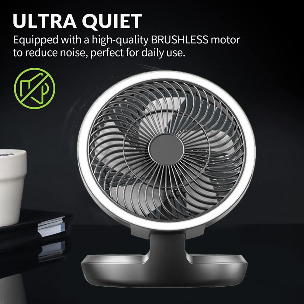 Ein moderner Ventilator mit kreisförmigem Design. Er hat einen silbernen Rahmen, graue Flügel und einen schwarzen Sockel. Der Hintergrund ist dunkel.