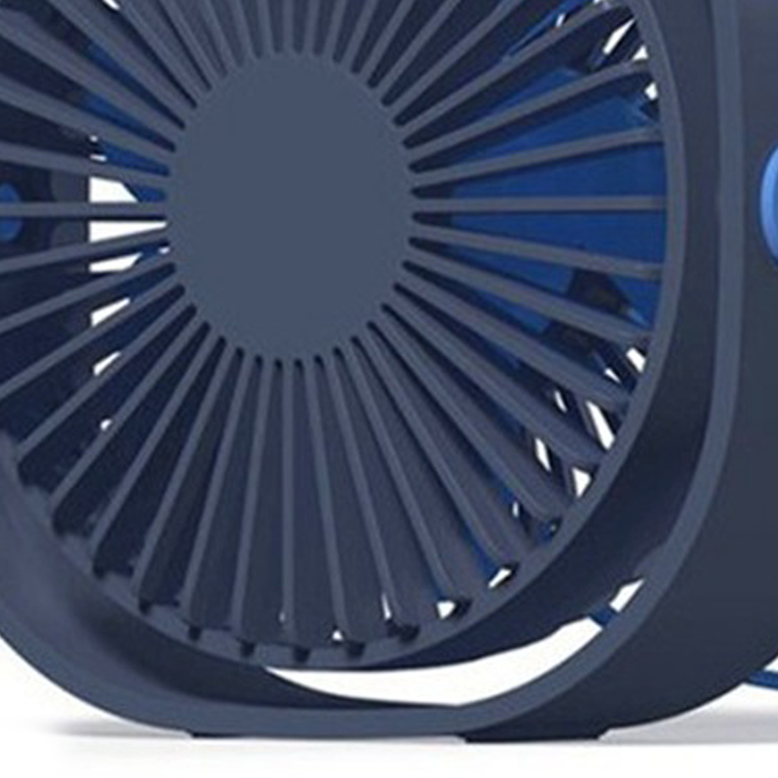 Nahaufnahme eines dunkelblauen elektrischen Ventilators. Die Lüfterblätter sind sichtbar, ebenso wie ein dunkelblauer Rahmen.