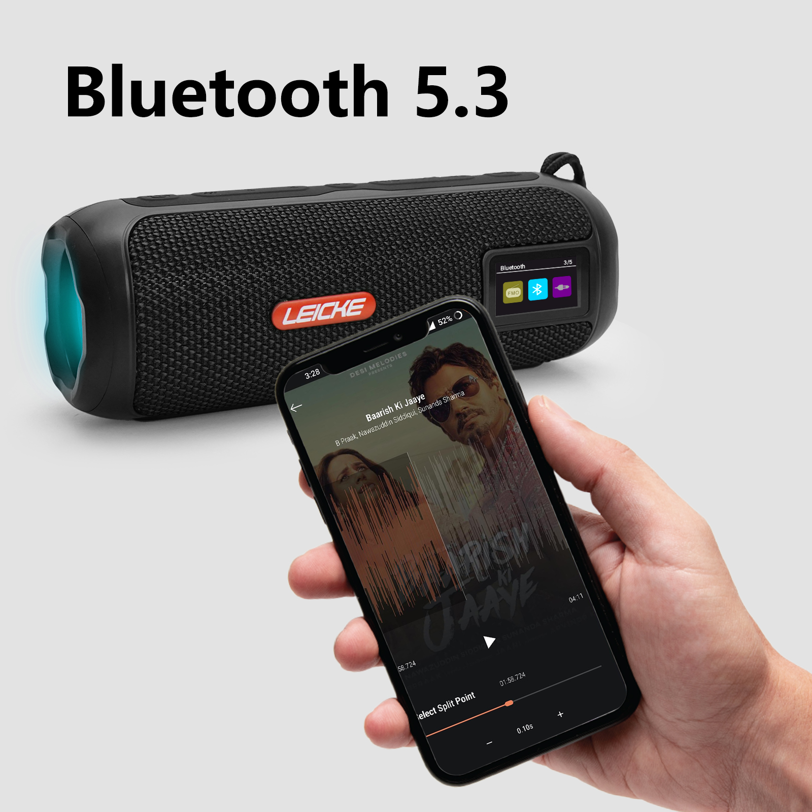 Altoparlante nero con telefono che mostra musica, Bluetooth 5.3. Mano che tiene il telefono. Lo sfondo è bianco.