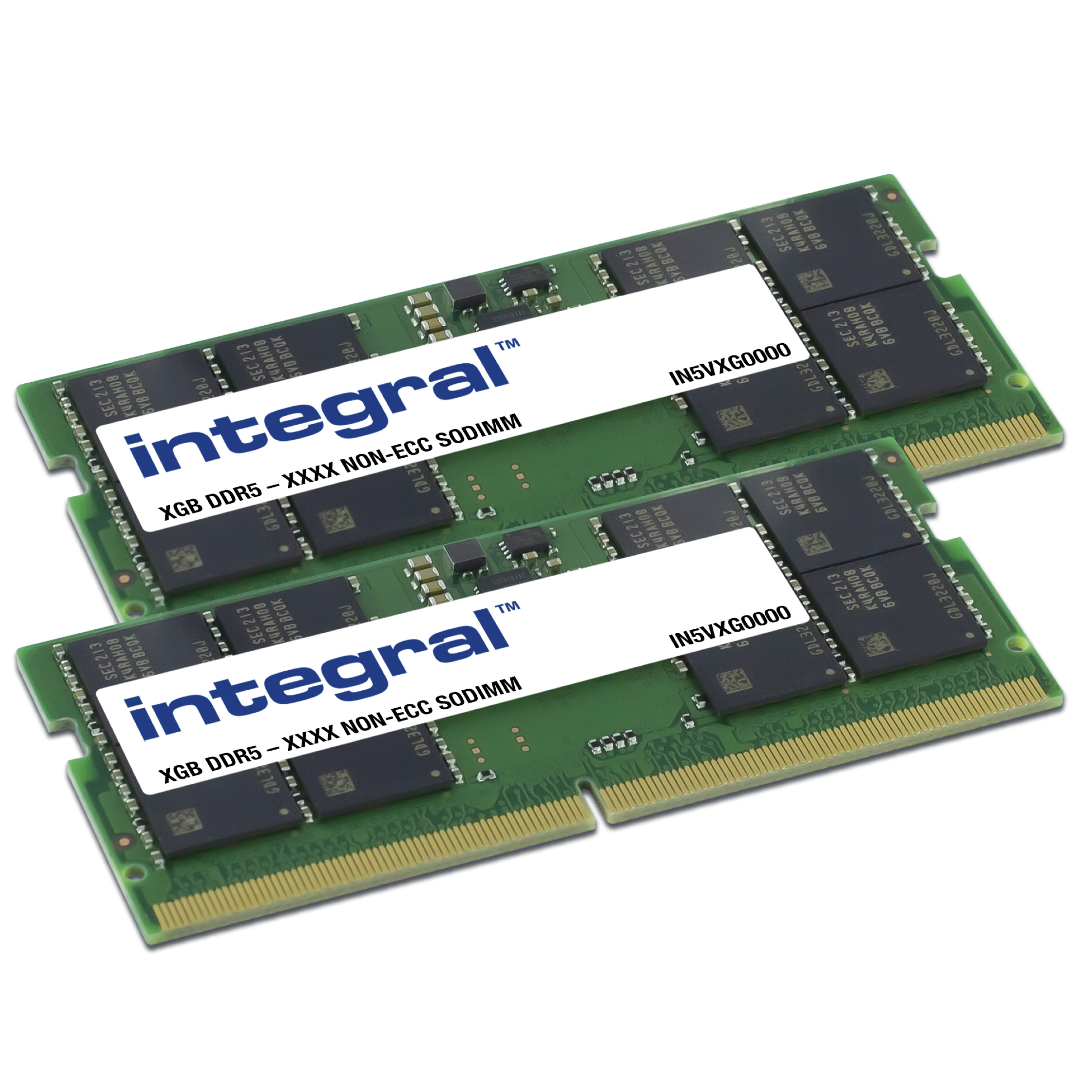 Tre moduli RAM verdi con chip neri ed etichette bianche, angolati su sfondo bianco. Ogni etichetta dice 'integral'.