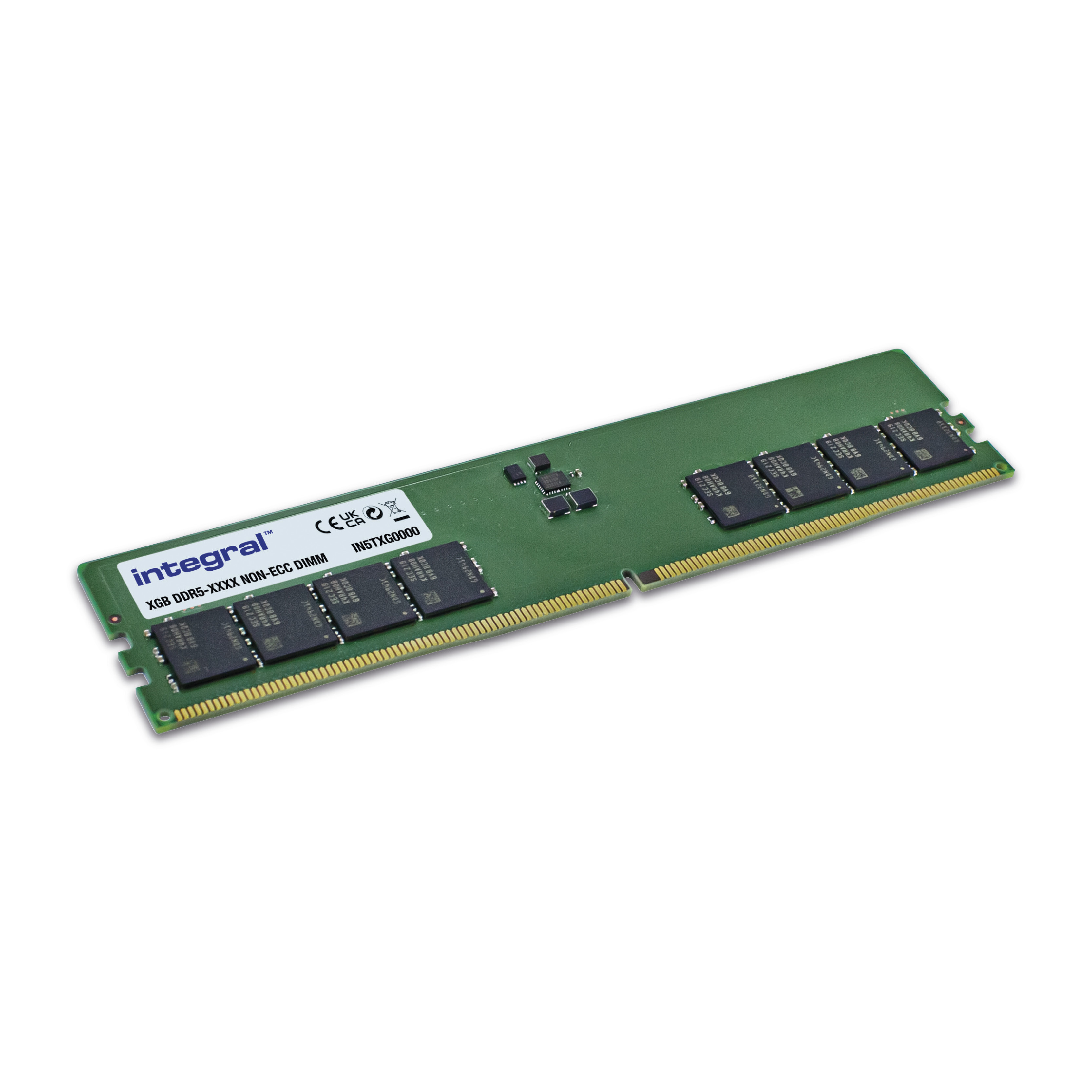Un modulo RAM verde con chip neri e connettori dorati su sfondo bianco. Il marchio è visibile.
