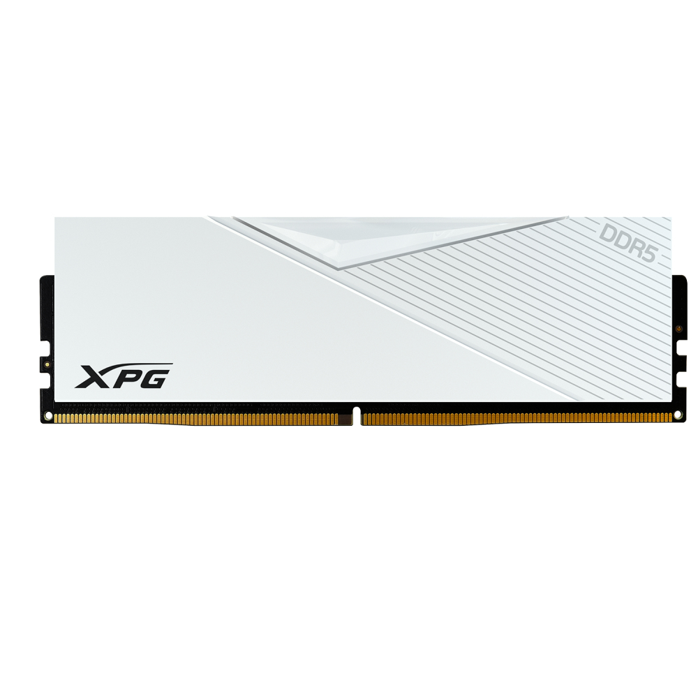 Biały moduł RAM XPG DDR5. Posiada biały radiator z kątowymi liniami. Widoczne jest logo XPG.