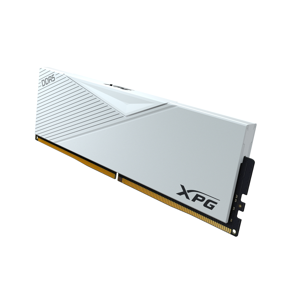 Biały moduł RAM XPG DDR5 ze złotymi złączami. Moduł ma białą osłonę z logo XPG i tekstem DDR5.