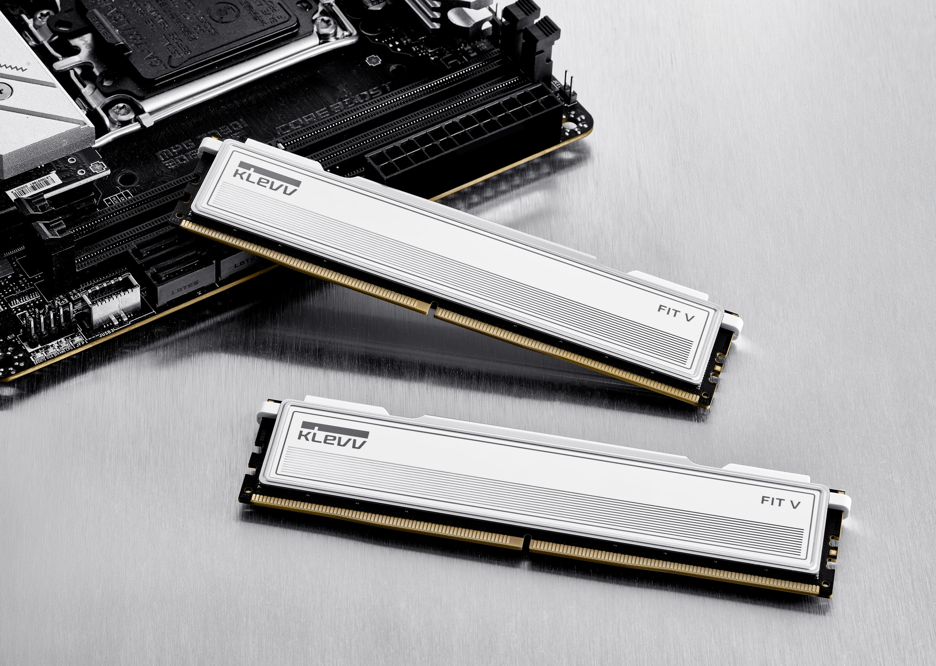 Twee KLEVV FIT V RAM-modules op een moederbord. Witte en zilveren componenten zijn zichtbaar. De achtergrond is geborsteld metaal.