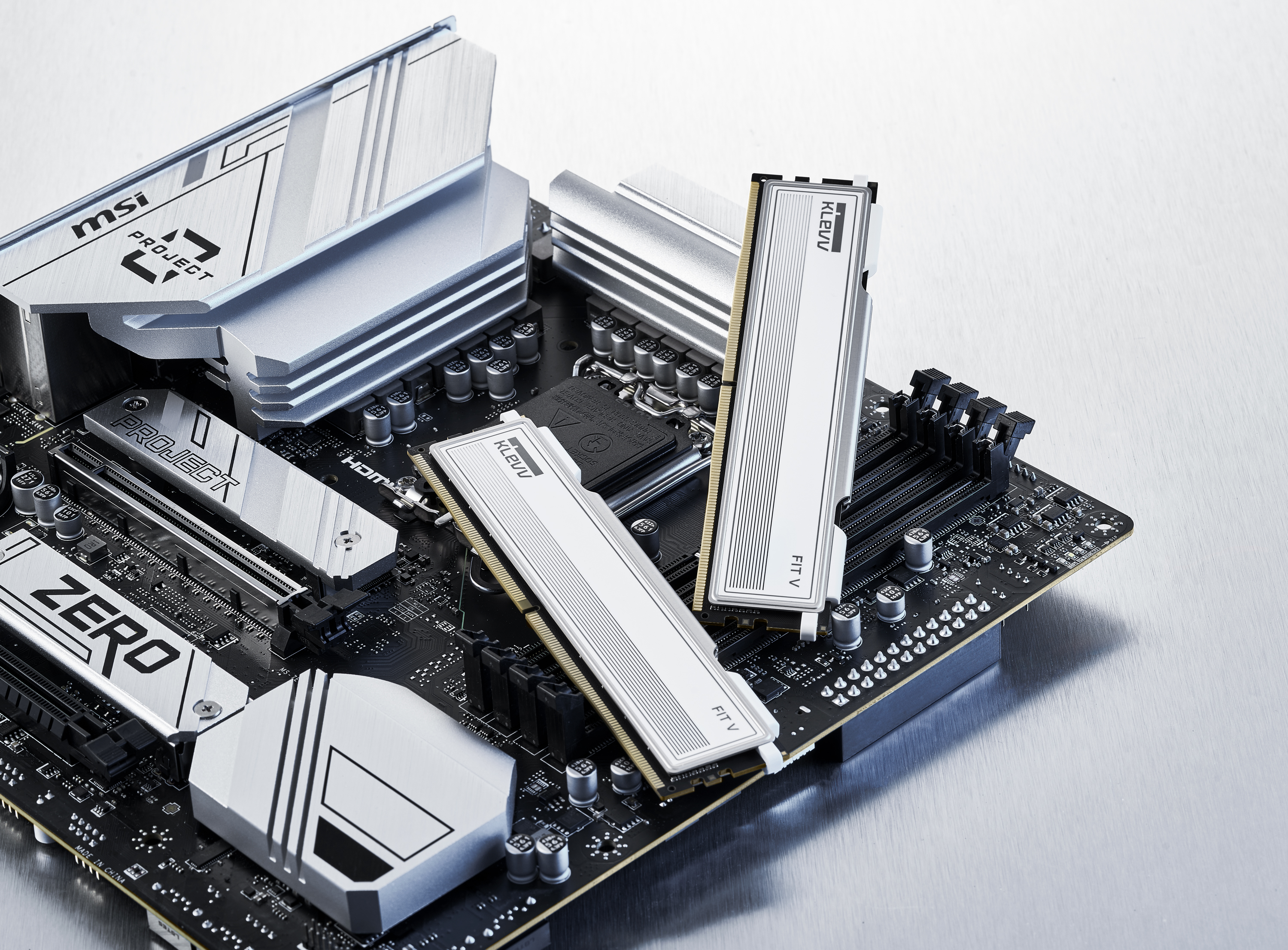 Een computer moederbord met RAM-geheugen en zilveren componenten, met MSI en KLEVV branding.