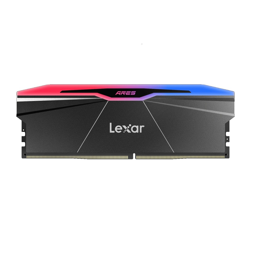 Een Lexar Ares RAM-module. Het heeft een zwarte behuizing, met rode en blauwe verlichting aan de bovenkant. Het Lexar-logo en Ares zijn zichtbaar.