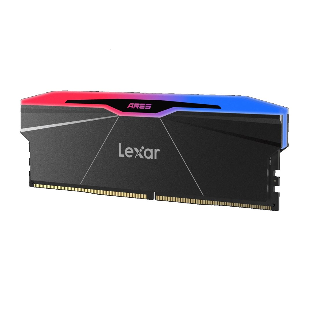 Een Lexar Ares RAM-module. Het heeft een zwarte behuizing, rood en blauw licht aan de bovenkant en het Lexar-logo.