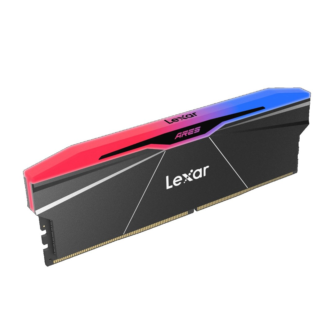 Een Lexar Ares RAM-module. Het heeft een zwarte behuizing met gouden connectoren. De bovenkant heeft een verloop van rood naar blauw met het Lexar-logo.