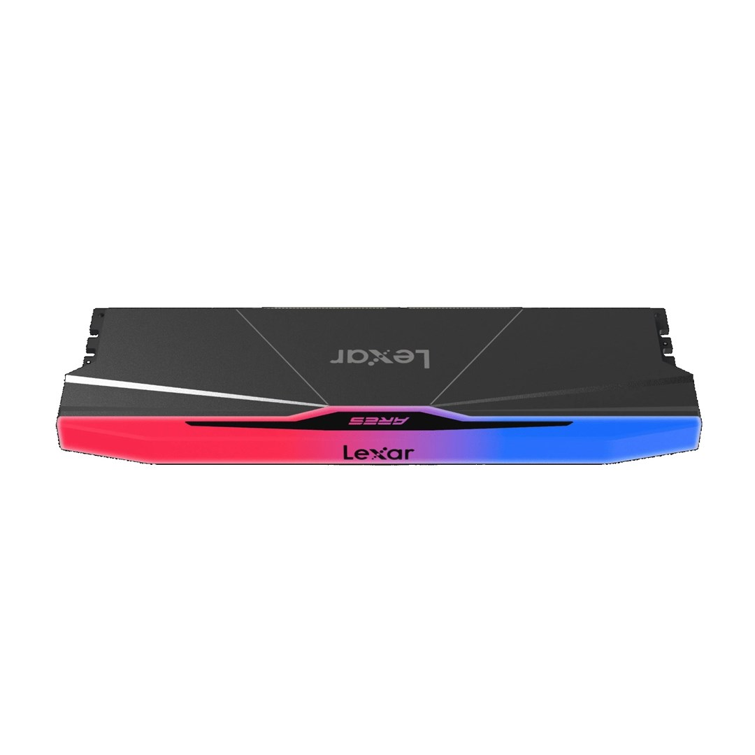 Een Lexar Ares RAM-module. Zwarte bovenkant met Lexar-logo. Rood naar blauw verloop onderaan. Ares-branding. Geïsoleerd op witte achtergrond.