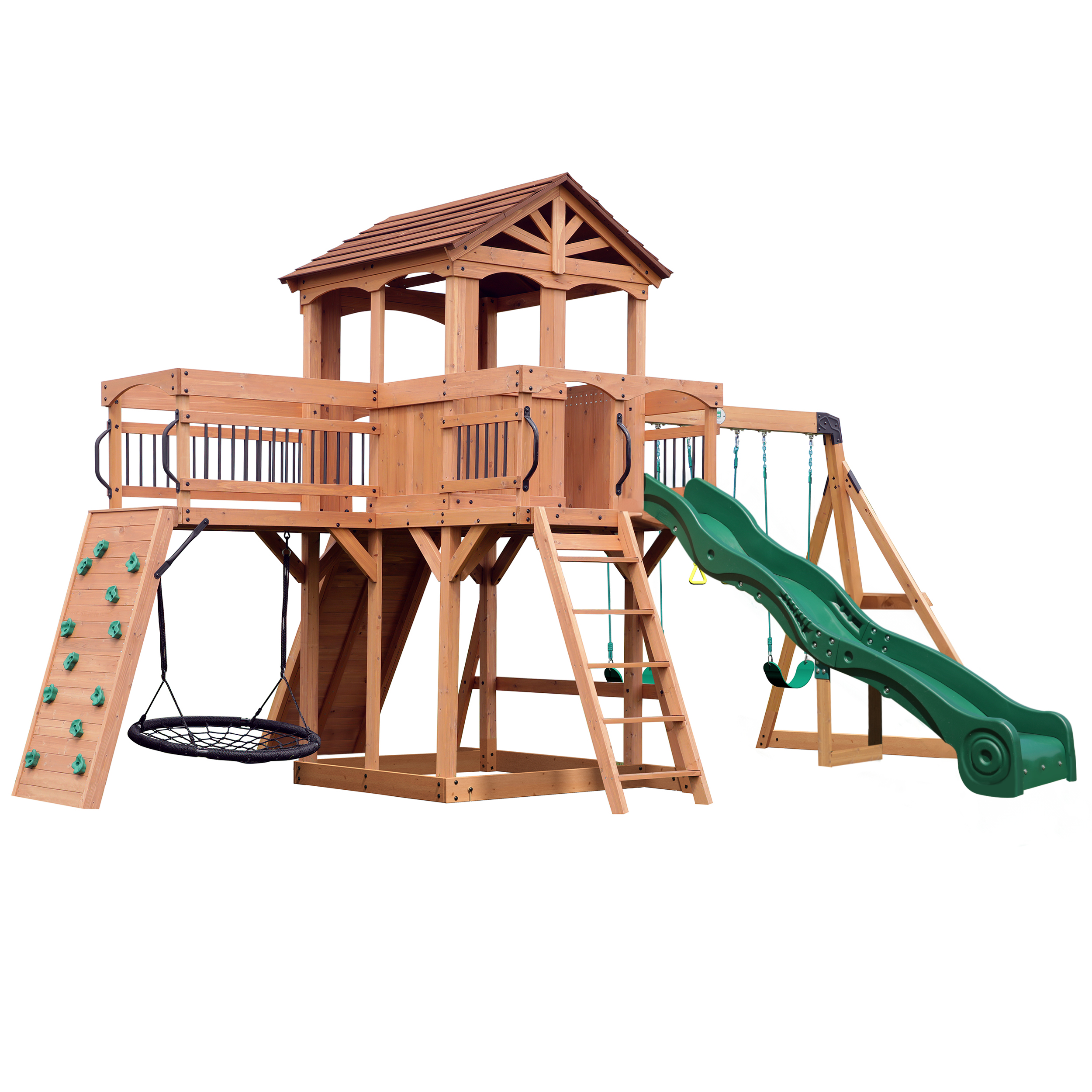 Holzspielplatz mit Rutsche, Schaukeln, Kletterwand und Netzschaukel, alles auf weißem Hintergrund.