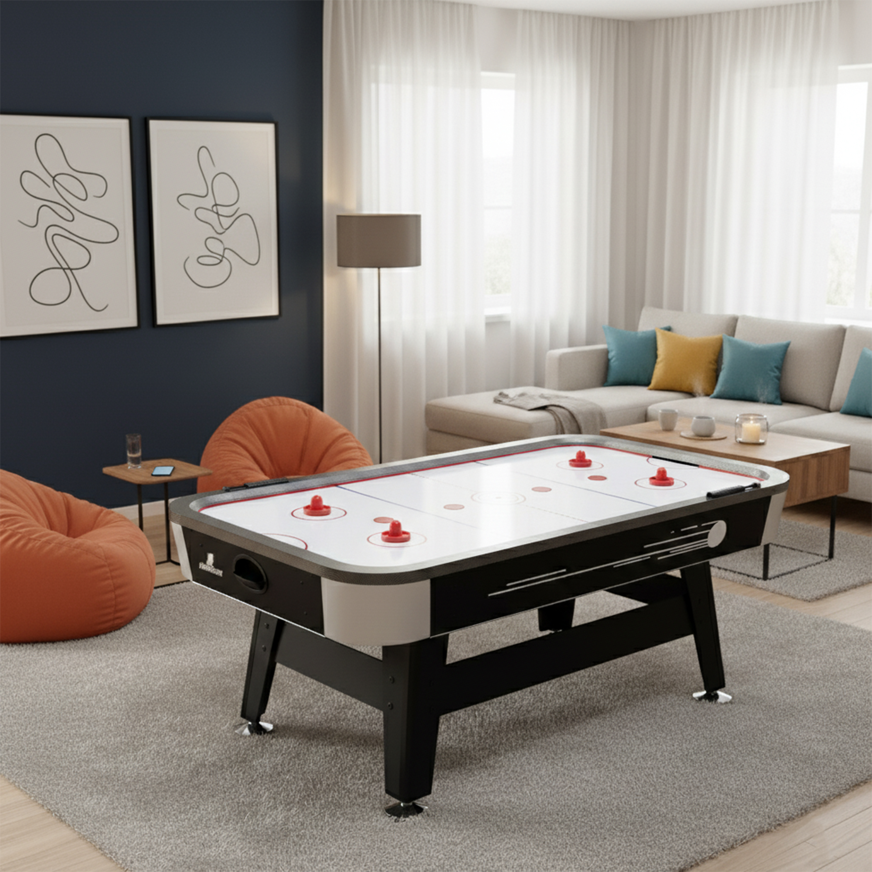 Ein Airhockey-Tisch steht in einem Wohnzimmer. Orangefarbene Sitzsäcke stehen daneben. Ein Sofa und Kunstwerke sind im Hintergrund.