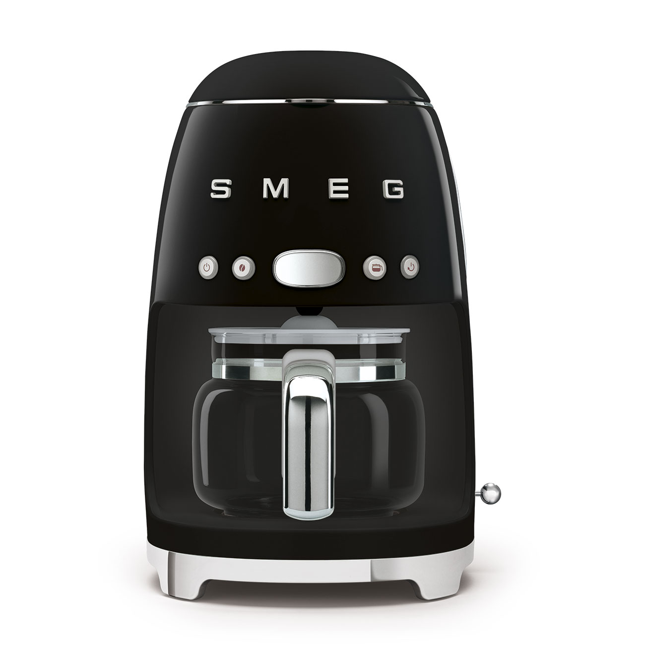 Siyah bir Smeg kahve makinesi. Cam bir sürahiye, gümüş bir kulpa ve düğmelere sahip. Marka adı önde görülebilir.