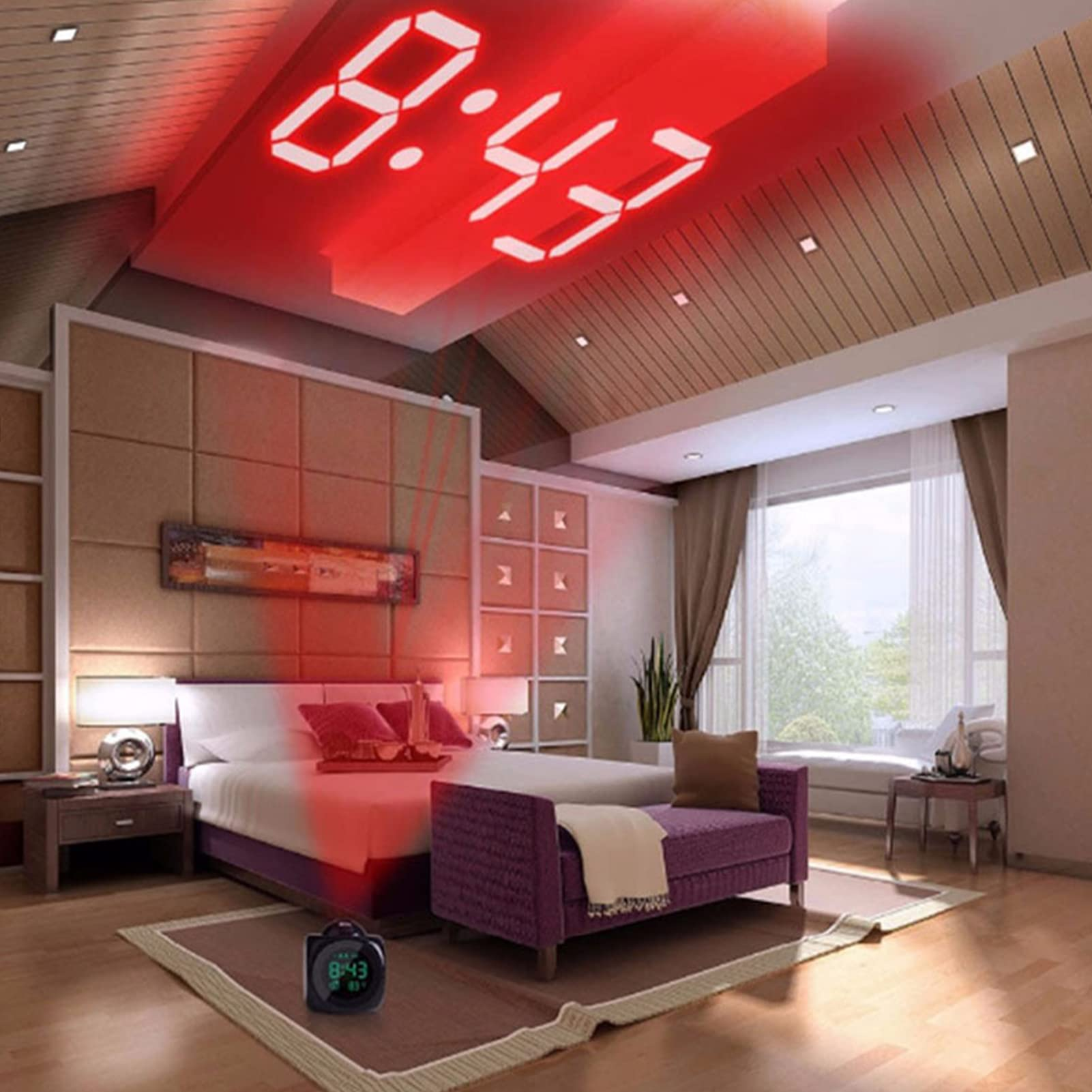 Una camera da letto con letto, panca e orologio. Il soffitto mostra l'ora 8:43 in rosso.