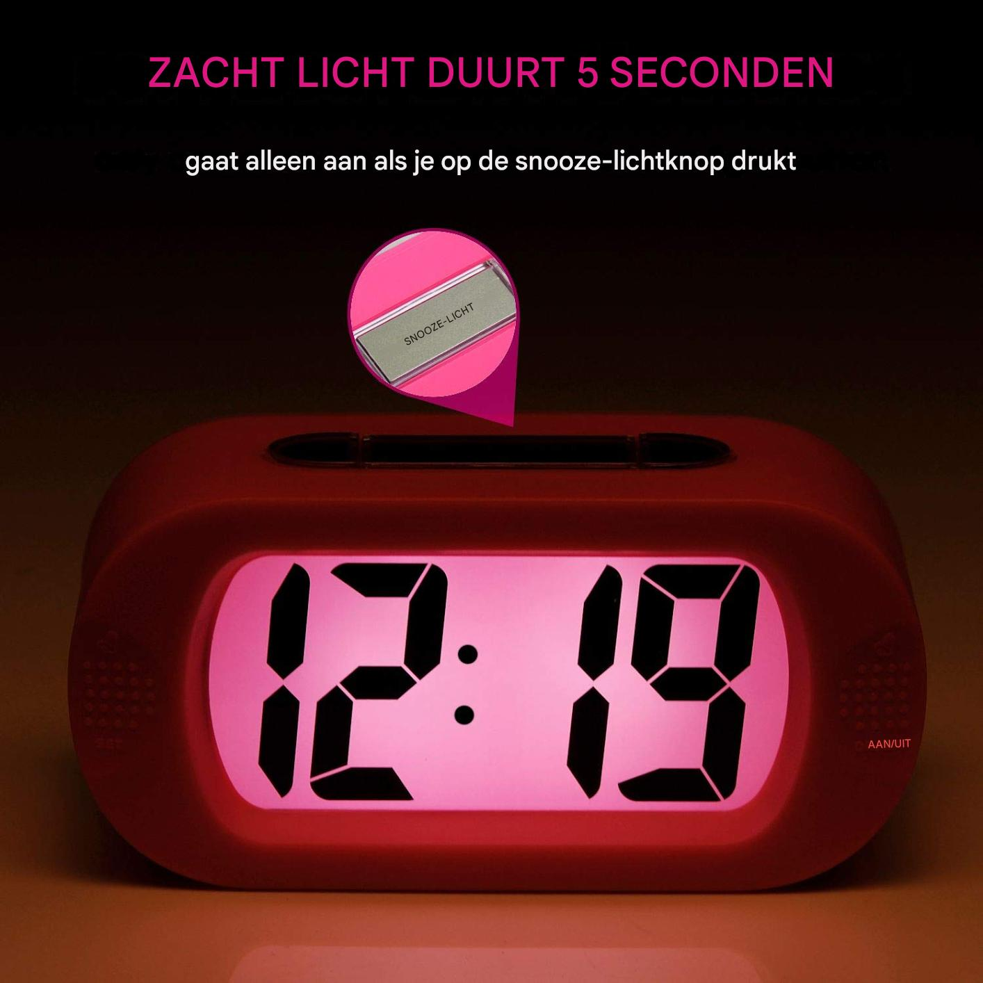 Una sveglia digitale rossa mostra 12:19. Il testo sopra dice 'La luce soffusa dura 5 secondi'.