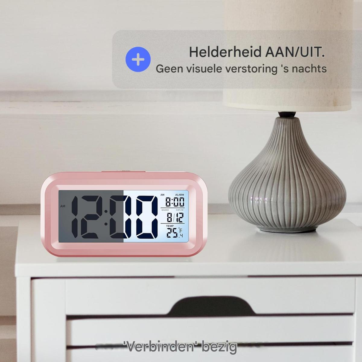 Un orologio digitale rosa su un comodino bianco segna le 12:00 AM, con ora e data della sveglia. Una lampada e testo sullo sfondo.