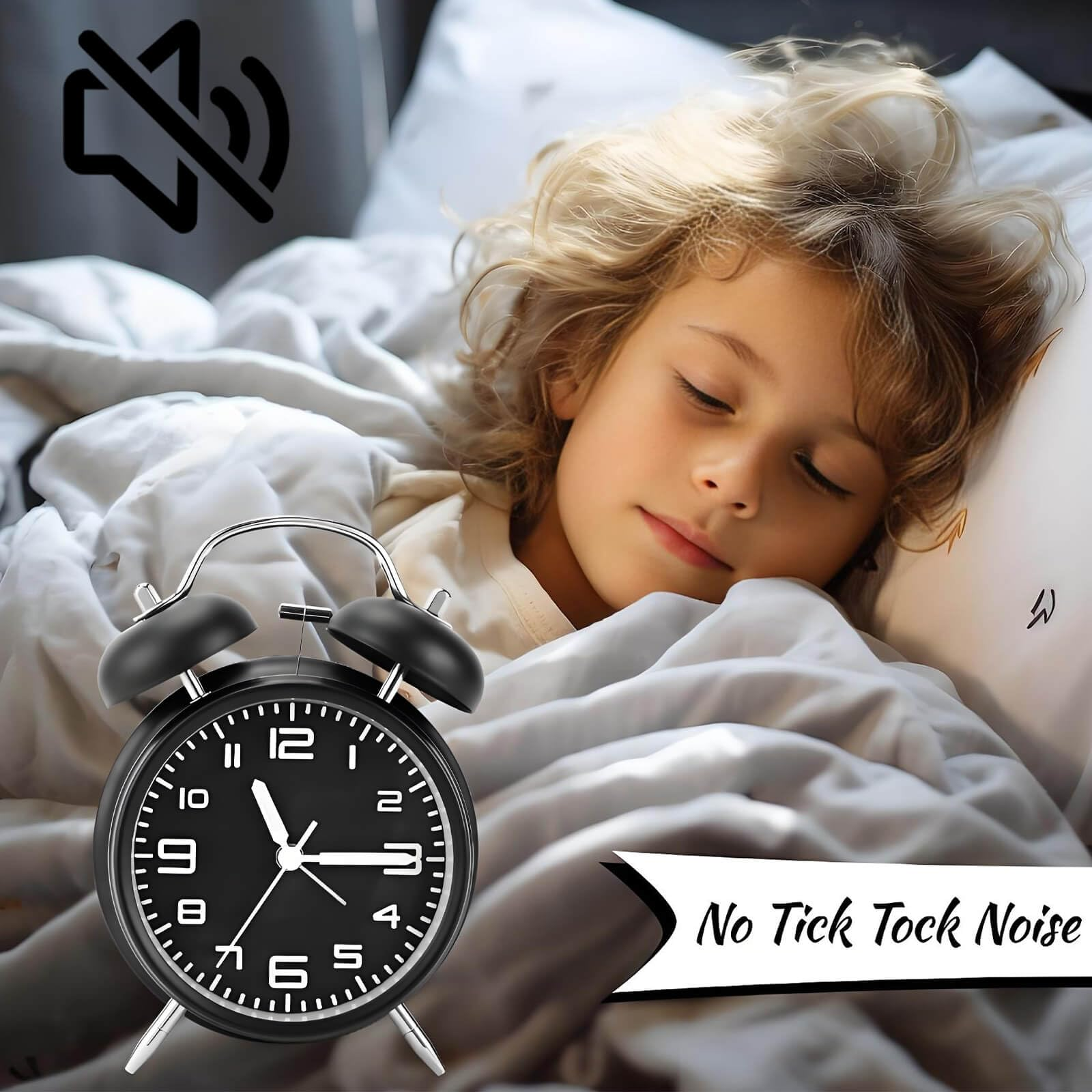 Ein Kind schläft friedlich im Bett neben einem schwarzen Wecker. Das Bild wirbt für den leisen Betrieb der Uhr.