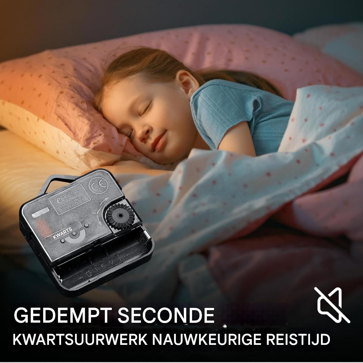 Ein schlafendes Mädchen im Bett. Ein Uhrenmechanismus im Vordergrund. Rosa Kissen und ein hellblaues Hemd sind zu sehen.