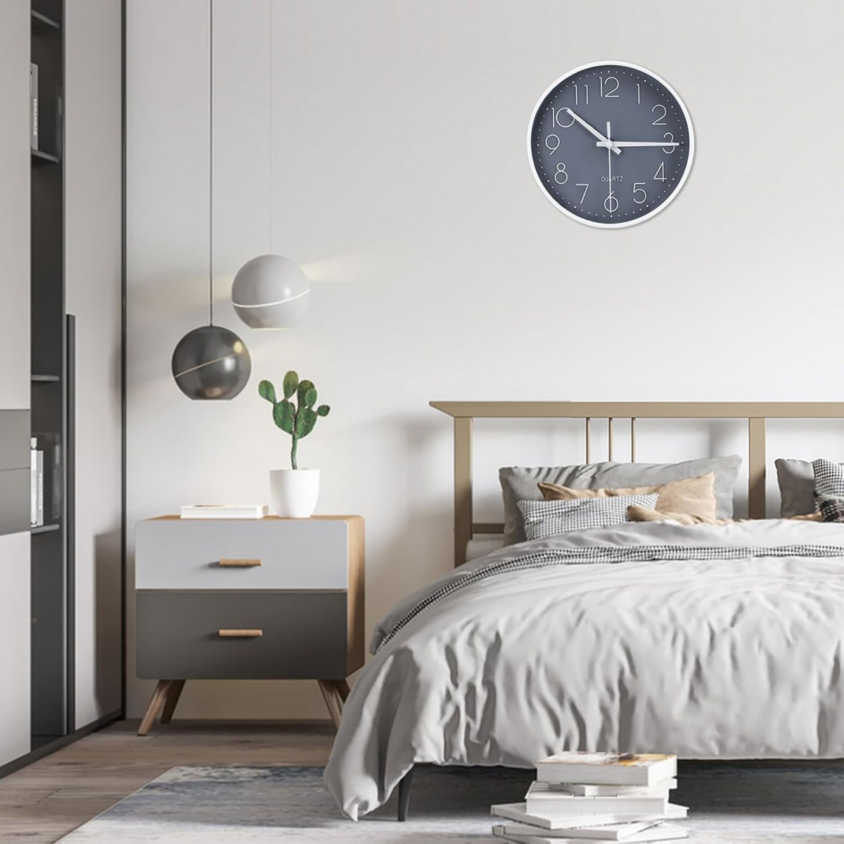 Ein Schlafzimmer mit einer Uhr an der Wand, einem Bett, einem Nachttisch mit einer Pflanze und Hängelampen. Die Farben sind neutral.