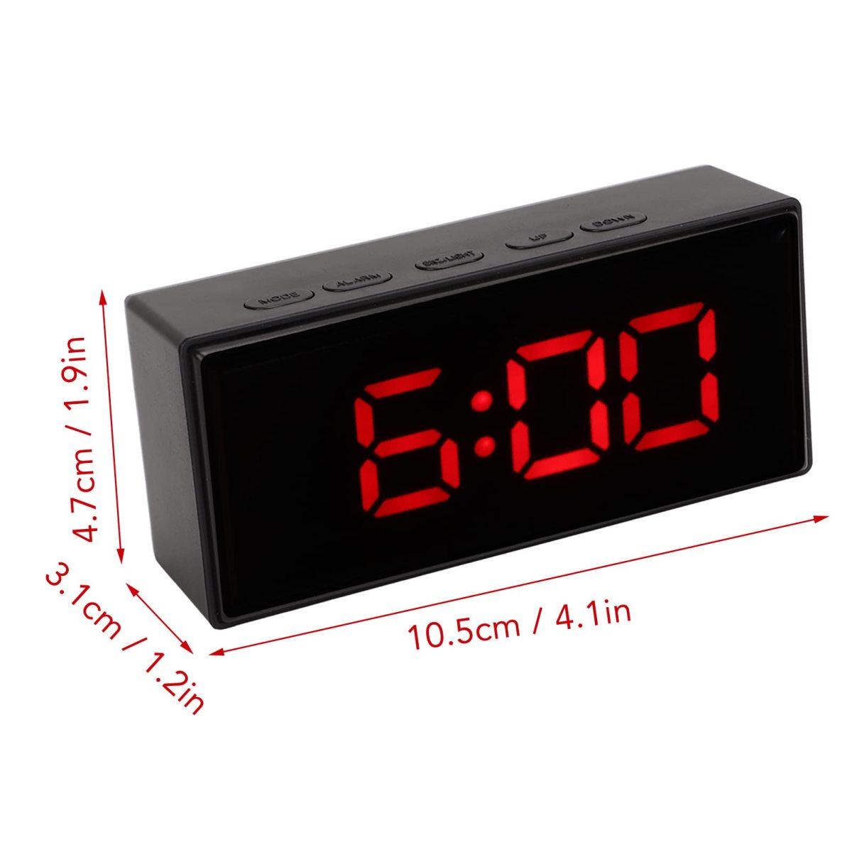 Una sveglia digitale nera che mostra le 6:00 in rosso. Sono fornite le dimensioni, che mostrano le dimensioni dell'orologio in cm e pollici.