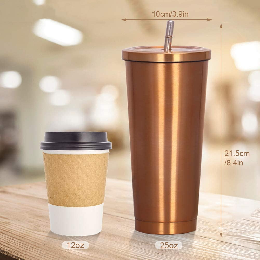 Zwei Tassen auf einem Holztisch. Rechts ein kupferfarbener Becher mit Strohhalm. Links eine Kaffeetasse mit Deckel.