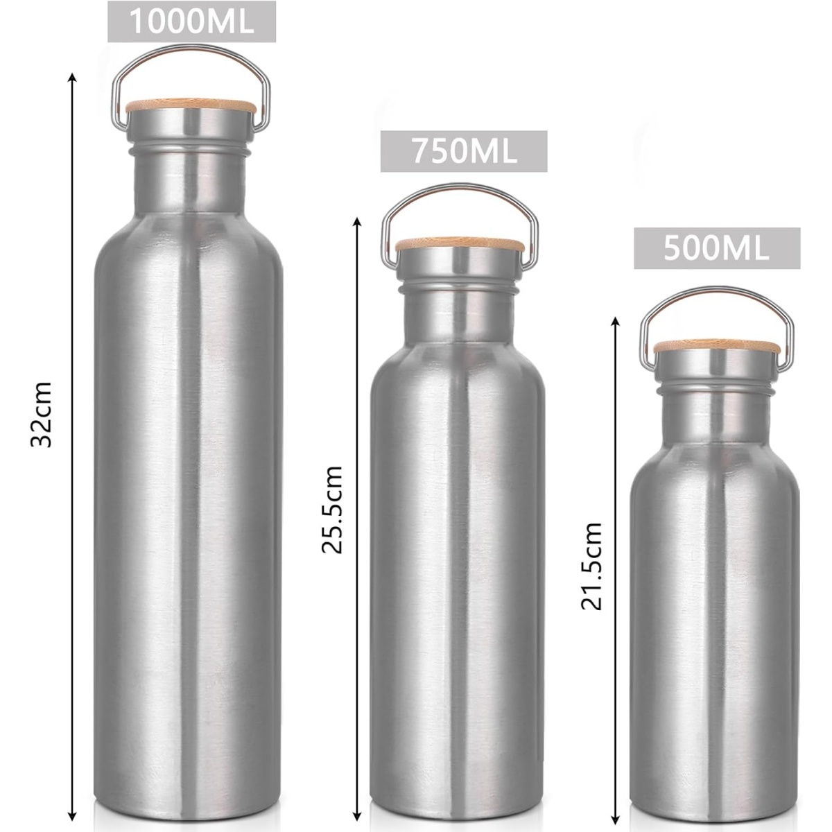 Drei Edelstahl-Wasserflaschen in verschiedenen Größen: 1000 ml, 750 ml und 500 ml. Jede hat einen Holzdeckel und einen Metallgriff.