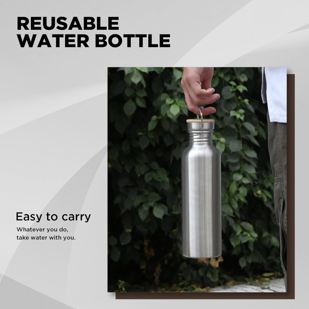 Eine Person hält eine silberne, wiederverwendbare Wasserflasche. Der Hintergrund ist grünes Laub. Text: Wiederverwendbare Wasserflasche, leicht zu tragen.