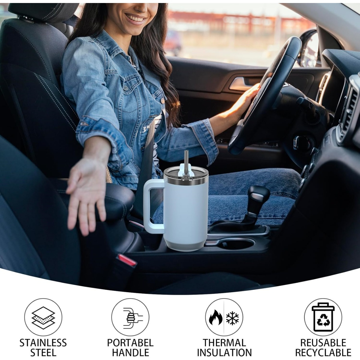 Eine Frau lächelt im Auto und hält das Lenkrad. Ein weißer Isolierbecher steht in der Konsole. Logos für Edelstahl, Griff, Isolierung und Recycling.