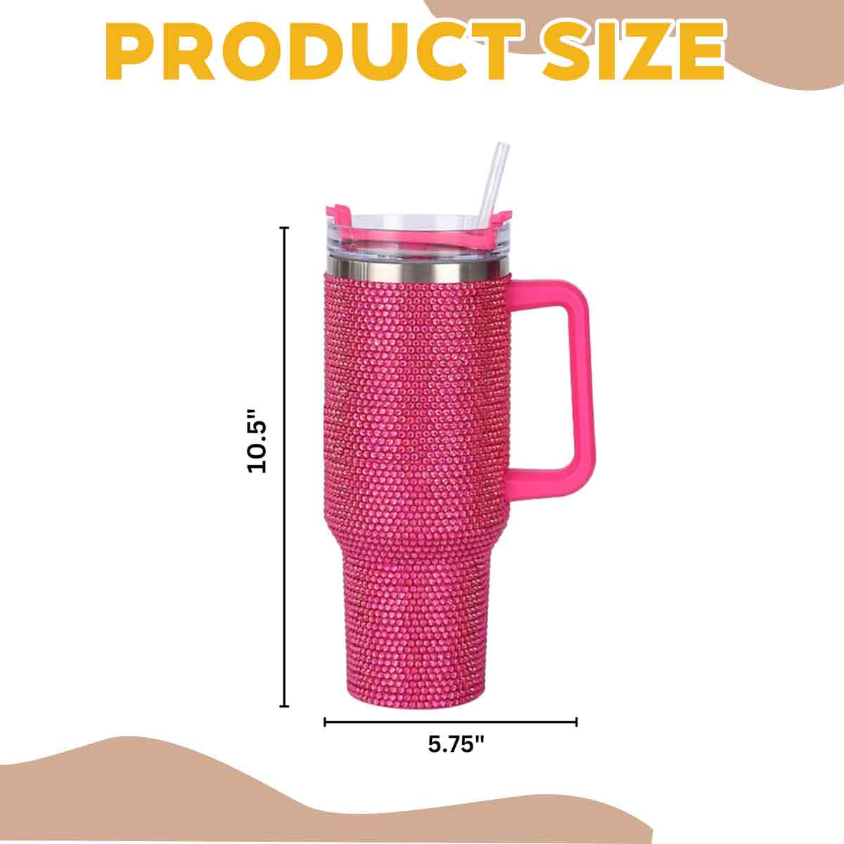 Ein pinkfarbener, mit Strass besetzter Becher mit Griff und Strohhalm. Maße: 10,5" hoch, 5,75" breit. Text: Produktgröße.