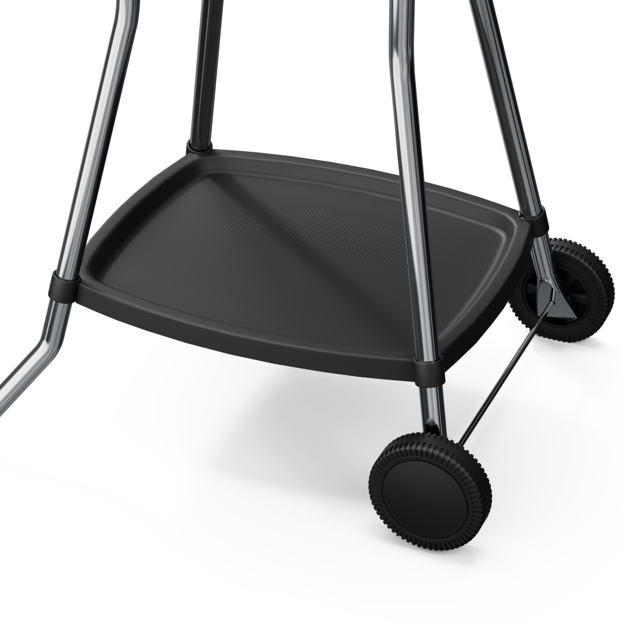 Nahaufnahme eines schwarzen Grills. Er hat eine schwarze Ablage, silberne Beine und schwarze Räder auf weißem Hintergrund.