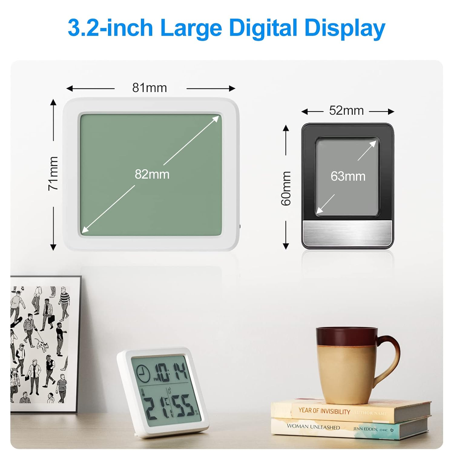 Das Bild zeigt zwei digitale Displays mit Messungen, ein gerahmtes Kunstwerk, eine Uhr, einen Becher und Bücher. Der Hintergrund ist weiß.