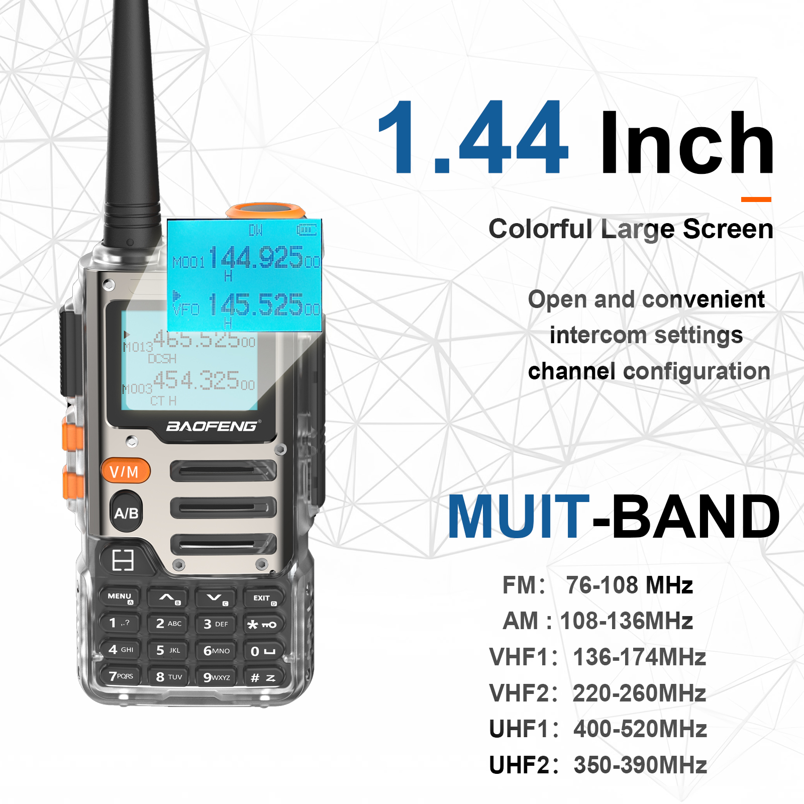 Radio portátil con pantalla que muestra frecuencias. Tiene botones, pantalla y antena grande, con visualización detallada de frecuencia.