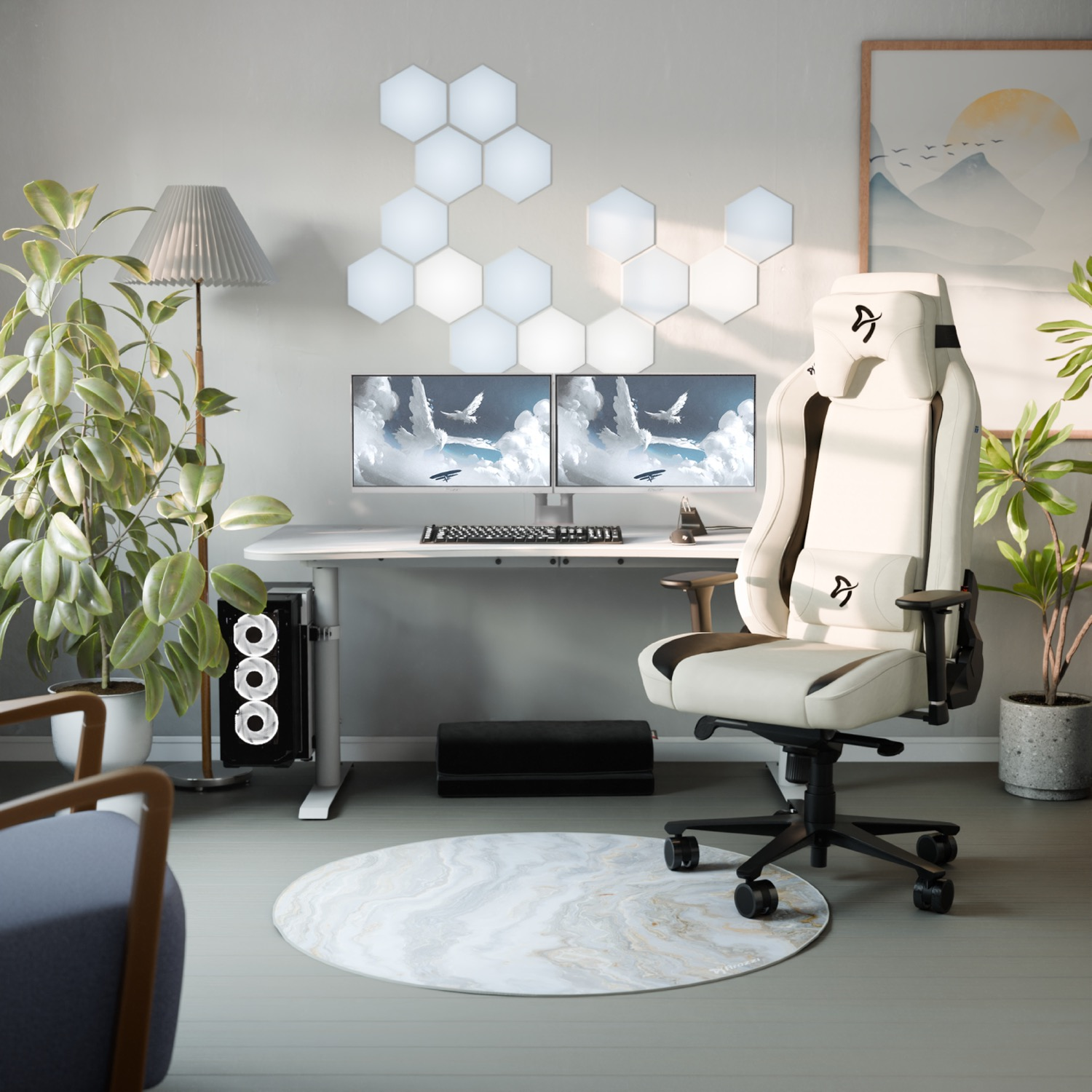 Konfiguracja do gier. Białe krzesło, podwójne monitory, biurko, rośliny i okrągły dywan w wzory. Sześciokątne światła na ścianie.