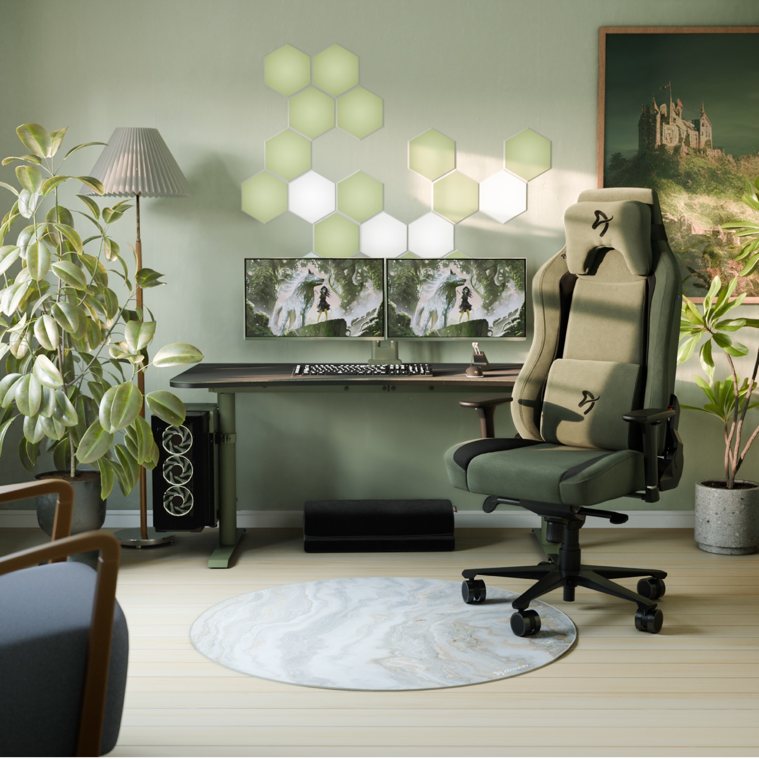 Nowoczesna konfiguracja do gier. Zielone krzesło, dwa monitory, rośliny i sześciokątne światła w pokoju. Obraz na ścianie.